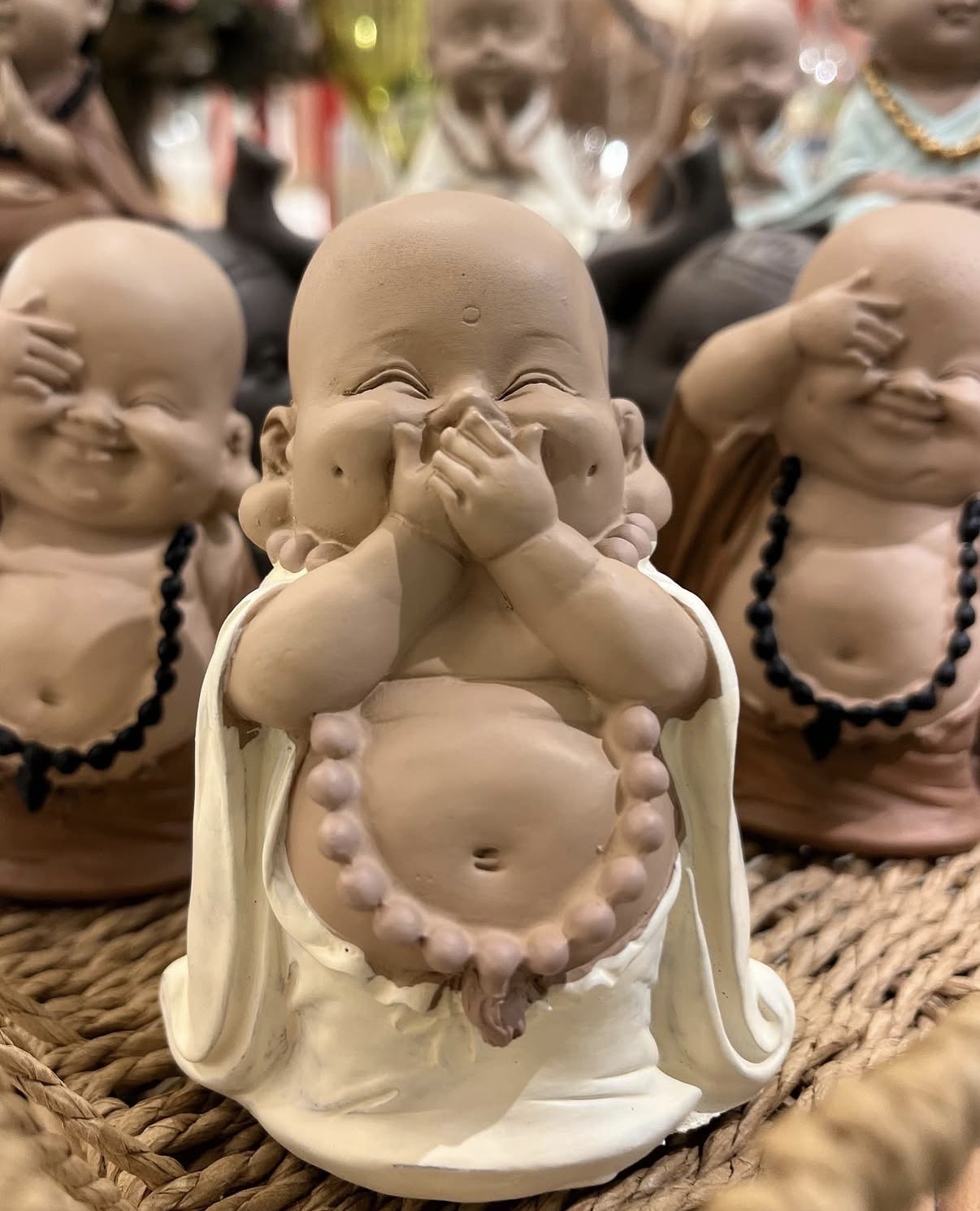 Estatuetas decorativas sorridentes em tons suaves