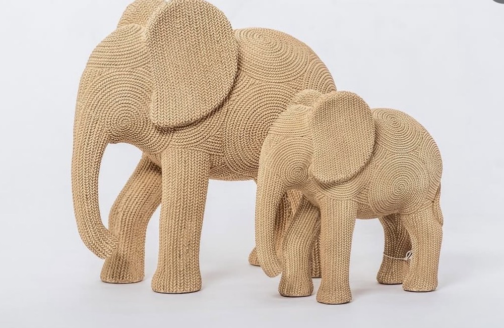 Elefantes decorativos em tom natural e textura tramada